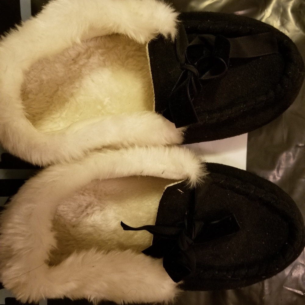 BNWOT WOMEN SLIPPERS